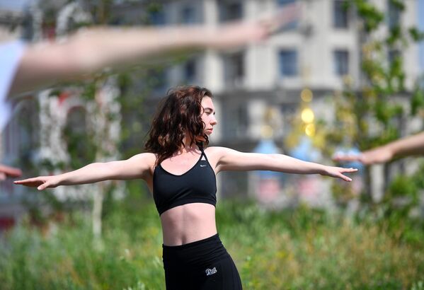 Участница Йога центра Проект развитие на занятии по DETOX йоге во время V Международного фестиваля йоги в парке Зарядье