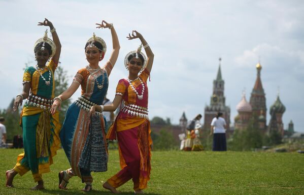 Танцовщицы индийских танцев Nritya Sabha Foundation во время V Международного фестиваля йоги в парке Зарядье