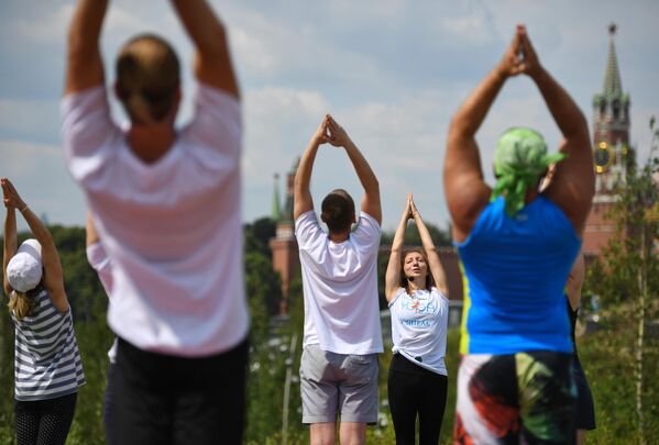 Участники на занятии по тантра йоги во время V Международного фестиваля йоги в парке Зарядье