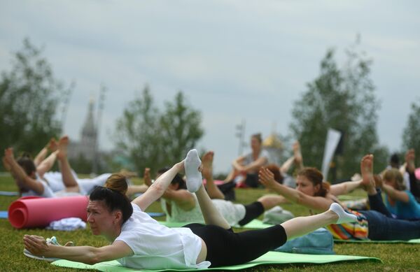 Участники на мастер классе Практика в потоке с элементами Универсальной Йоги центра йоги Yoga Room во время V Международного фестиваля йоги в парке Зарядье