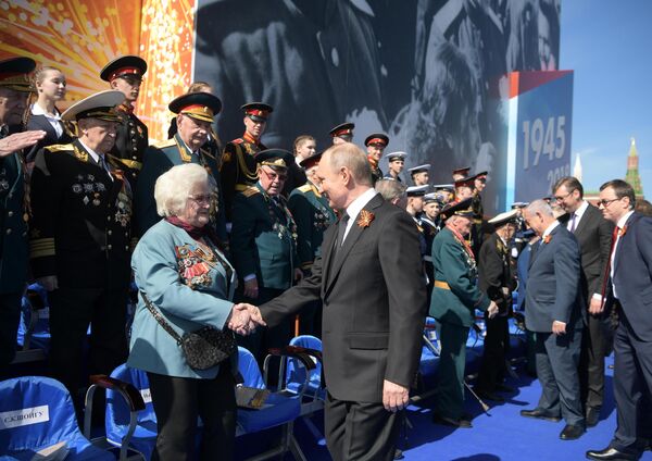 Президент России Владимир Путин с Галиной Брок-Бельцовой во время Парада Победы 2018 года Президент России Владимир Путин с Галиной Брок-Бельцовой во время Парада Победы 2018 года