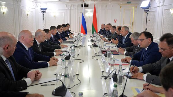 Председатель правительства РФ Дмитрий Медведев и премьер-министр Белоруссии Сергей Румас во время встречи в Минске