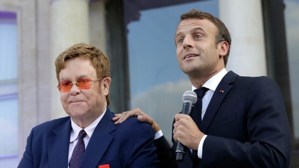 Выступление президента Франции Эммануэля Макрона и британского музыканта Элтон Джона в Париже. 21 июня 2019