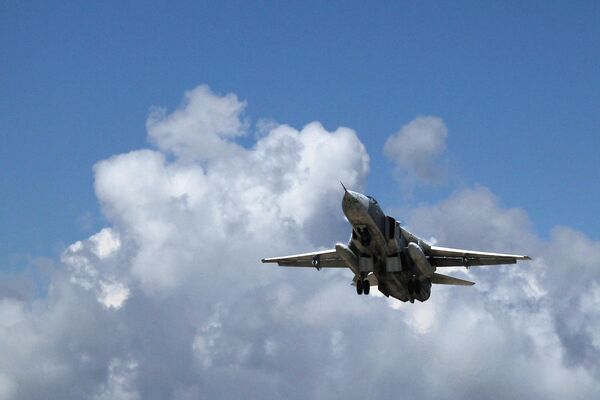 Российский бомбардировщик Су-24 взлетает из аэропорта Латакии в Сирии