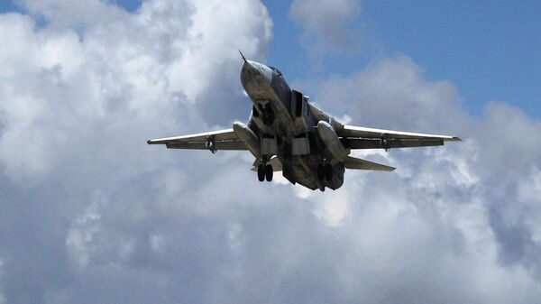 Российский бомбардировщик Су-24 взлетает из аэропорта Латакии в Сирии. Архивное фото