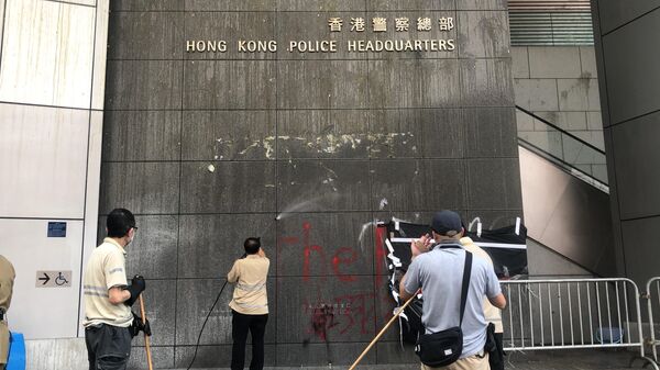 Ситуация возле здания центрального управления полиции Гонконга, которое 15 часов находилась в осаде протестующих. 22 июня 2019