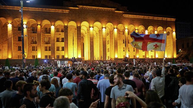 Участники акции протеста у здания парламента Грузии в Тбилиси