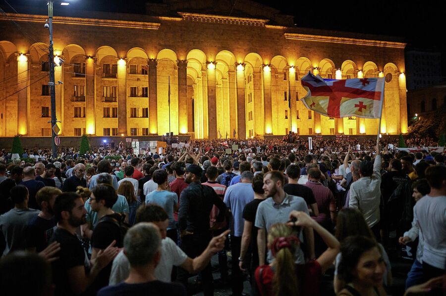 Участники акции протеста у здания парламента Грузии в Тбилиси. 22 июня 2019