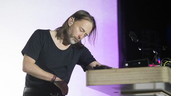 Том Йорк из группы Radiohead во время сольного выступления 
