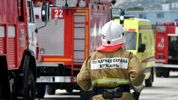 Сотрудник МЧС РФ Кубань во время тушения пожара
