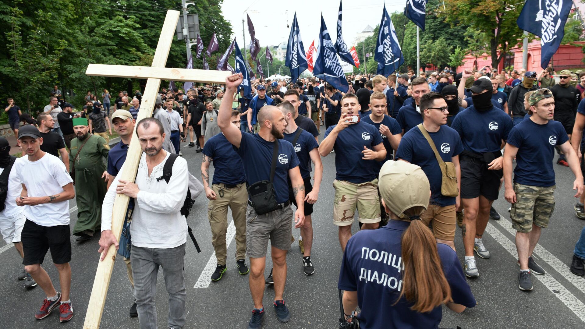Участники акции протеста против ЛГБТ*-парада в Киеве. 23 июня 2019 - РИА Новости, 1920, 13.06.2024