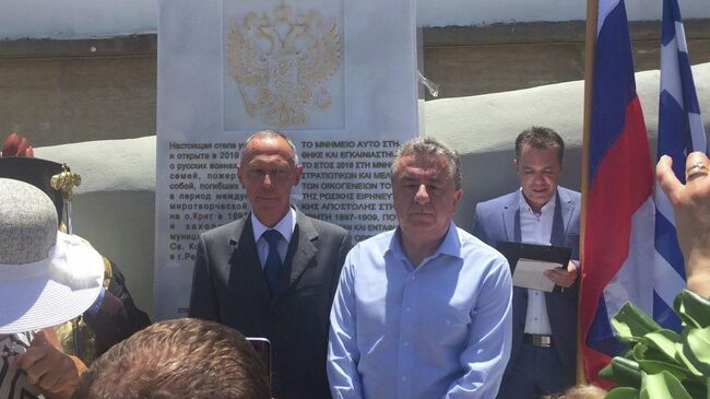 Посол РФ Маслов и губернатор Крита Ставрос Арнаутакис открытии памятника русским морякам в Ретимно, Греция. 23 июня 2019