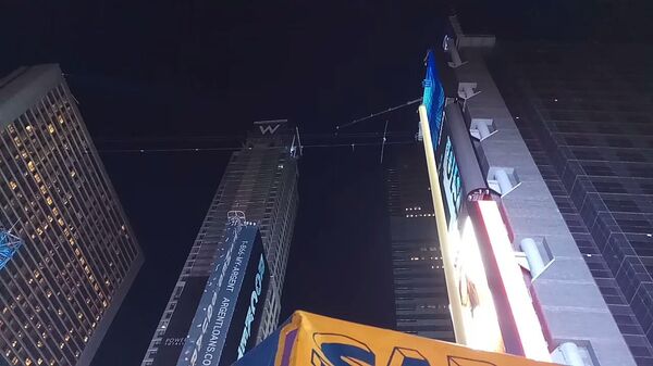 Американский канатоходец Ник Валленда прошел по канату, натянутому между небоскребами на высоте 25-го этажа над площадью Таймс-сквер в Нью-Йорке