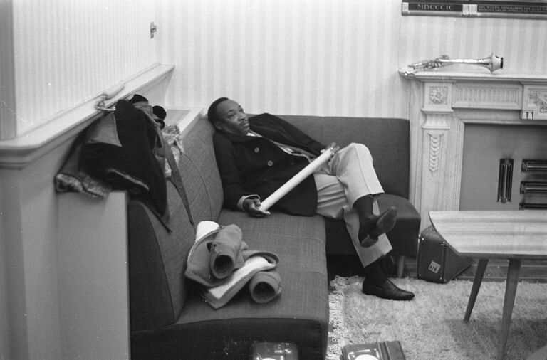 Музыкант Дейв Бартоломью