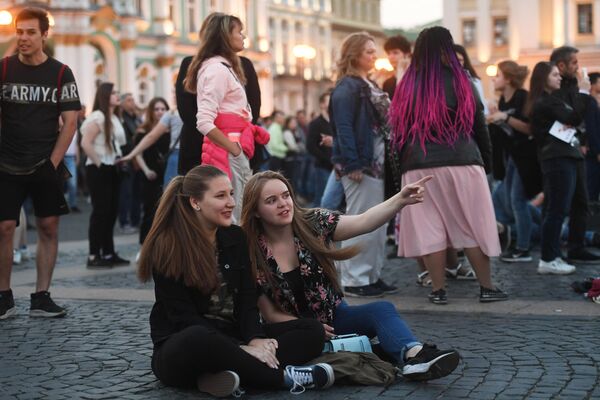 Девушки на Дворцовой площади во время концерта в рамках праздника выпускников Алые паруса в Санкт-Петербурге