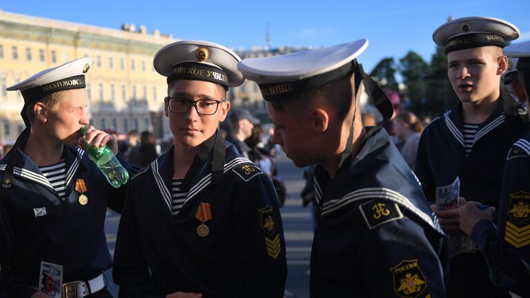 Курсанты Нахимовского училища на Дворцовой площади во время концерта в рамках праздника выпускников Алые паруса в Санкт-Петербурге