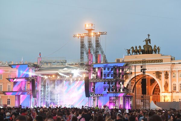 Концерт на Дворцовой площади в рамках праздника выпускников Алые паруса в Санкт-Петербурге