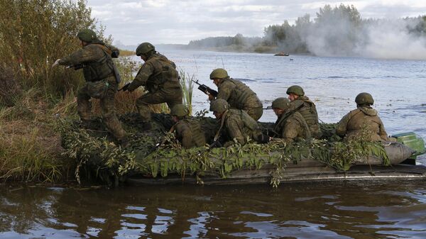 Военнослужащие форсируют водную преграду в ходе тактических учений