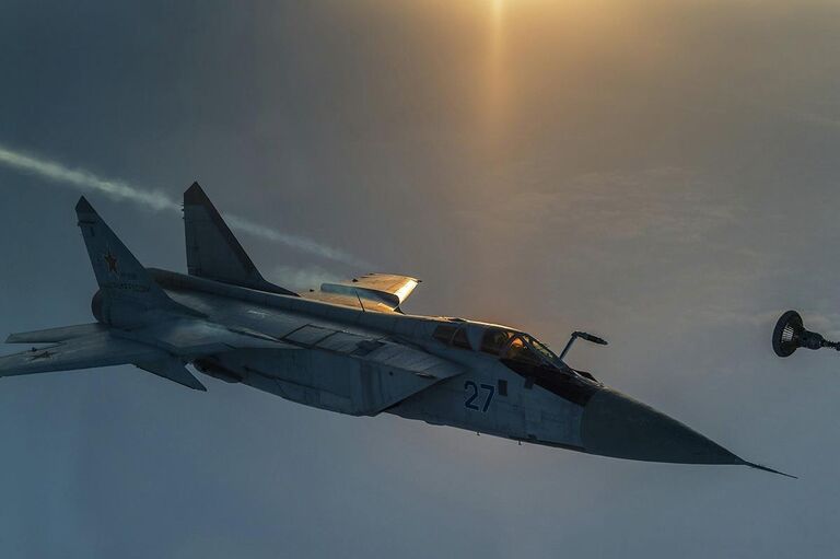 Дозаправка высотного истребителя-перехватчика МиГ-31 Тихоокеанского флота в небе над Камчаткой