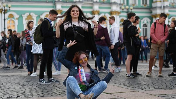 Девушки на Дворцовой площади во время концерта в рамках праздника выпускников Алые паруса в Санкт-Петербурге