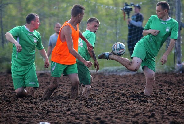 Болотный футбол в пригороде Петербурга