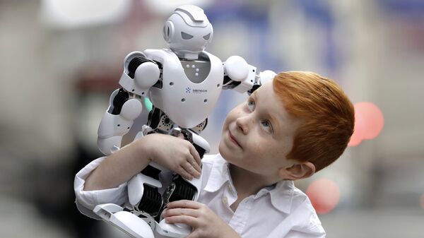 Мальчик с роботом в магазине игрушек Hamleys в Лондоне