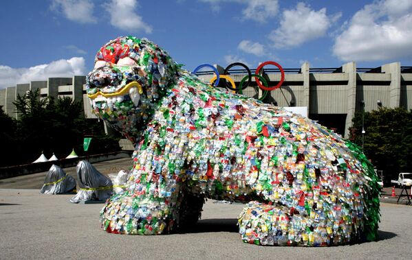 Инсталляция Чой Чжон Хва из пластиковых бутылок
