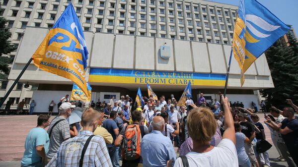 Участники акция сторонников партии Движение новых сил у здания ЦИК Украины в Киеве. 24 июня 2019