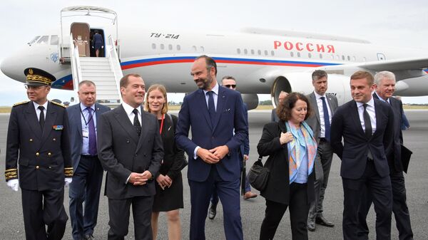 Председатель правительства РФ Дмитрий Медведев и премьер-министр Франции Эдуар Филипп во время церемонии встречи в аэропорту Гавра. 24 июня 2019