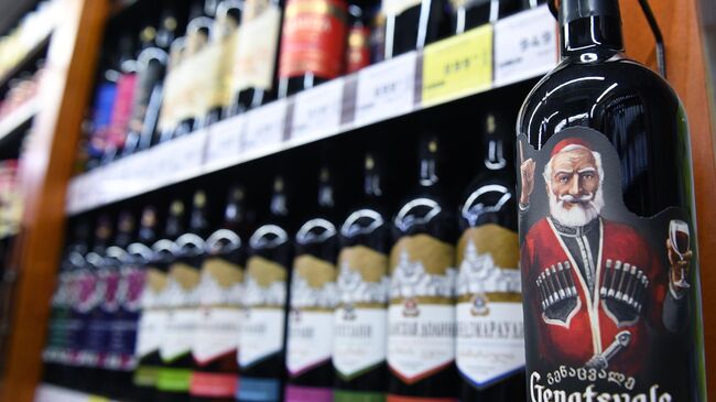 Грузинское вино Киндзмараули на полках магазина в Москве