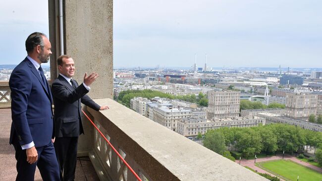 Председатель правительства РФ Дмитрий Медведев и премьер-министр Франции Эдуар Филипп на смотровой площадке в здании мэрии Гавра