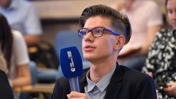 Школьник Даниил Дрябин из Тульской области, набравший на ЕГЭ-2019 400 баллов, на пресс-конференции в МИА Россия сегодня. 24 июня 2019