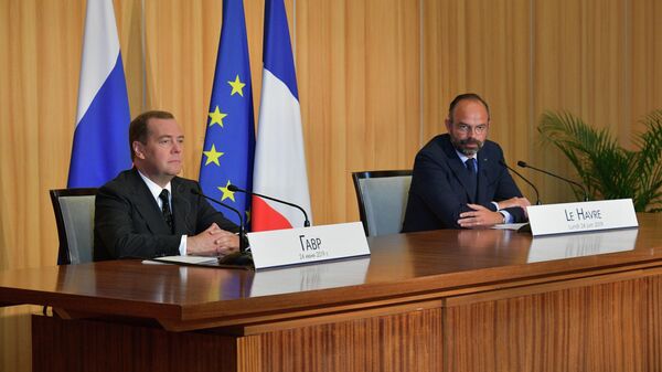 Председатель правительства РФ Дмитрий Медведев и премьер-министр Франции Эдуар Филипп во время совместной пресс-конференции по итогам встречи в Гавре