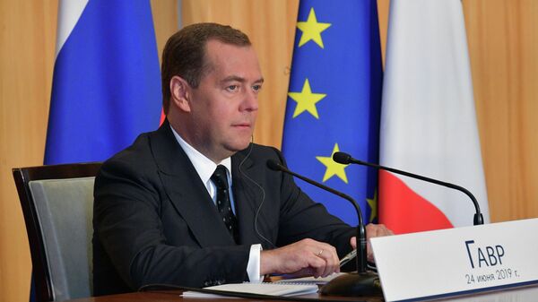Председатель правительства РФ Дмитрий Медведев во время совместной с премьер-министром Франции Эдуаром Филиппом пресс-конференции по итогам встречи в Гавре