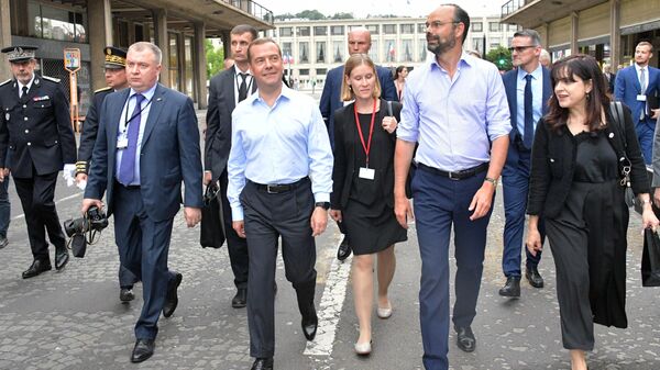 Председатель правительства РФ Дмитрий Медведев и премьер-министр Франции Эдуар Филипп во время прогулки по Гавру