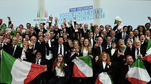 Итальянская делегация празднует предоставление от МОК права на проведение зимних Олимпийских игр 2026 года