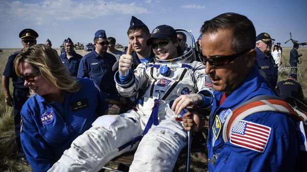 Астронавт НАСА Энн МакКлейн (США) после посадки спускаемого аппарата транспортного пилотируемого корабля (ТПК) Союз МС-11 с международным экипажем длительных экспедиций МКС-58/59 недалеко от города Жезказган в Казахстане