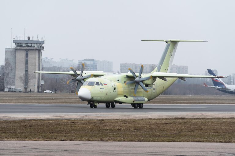 Новейший российский легкий военно-транспортный самолет Ил-112В после своего первого испытательного полета на аэродроме авиастроительного предприятия ПАО ВАСО Новейший российский легкий военно-транспортный самолет Ил-112В после своего первого испытательного полета на аэродроме авиастроительного предприятия ПАО ВАСО