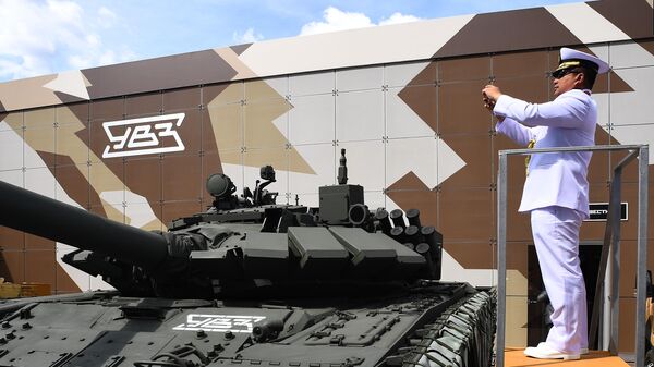 Иностранный военнослужащий фотографирует танк Т-72 на Международном военно-техническом форуме Армия-2019