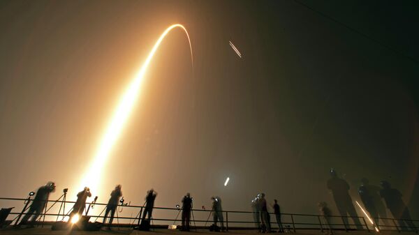 Запуск ракеты Falcon Heavy с космодрома  на мысе Канаверал, во Флориде