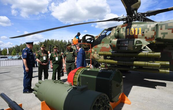 Посетители у образцов вооружения ударных вертолетов Ми-28НЭ на Международном военно-техническом форуме Армия-2019