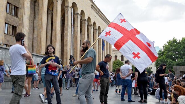 Участники акции протеста у здания парламента Грузии в Тбилиси