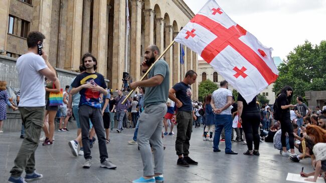 Участники акции протеста у здания парламента Грузии в Тбилиси