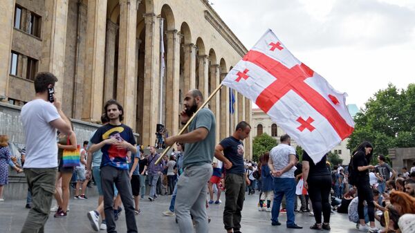 Участники акции протеста у здания парламента Грузии в Тбилиси. 25 июня 2019 Участники акции протеста у здания парламента Грузии в Тбилиси. 25 июня 2019