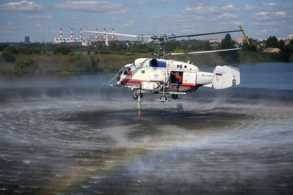 Пожарно-спасательный вертолет Ка-32А осуществляет забор воды на показательном тушении пожара  в Москве