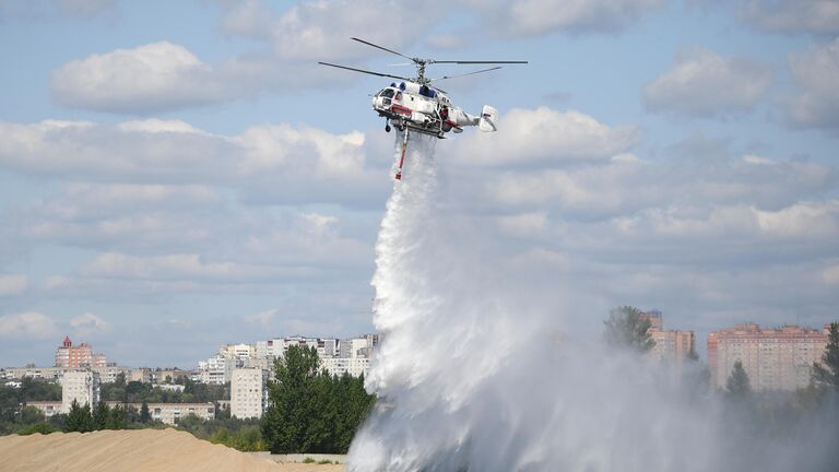 Пожарно-спасательный вертолет Ка-32А на показательном тушении пожара в Москве