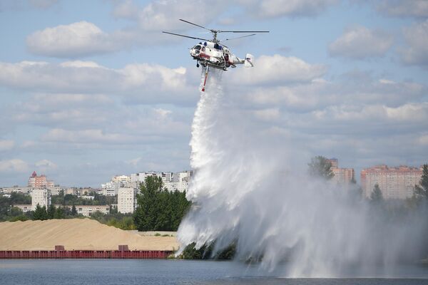 Пожарно-спасательный вертолет Ка-32А на показательном тушении пожара в Москве