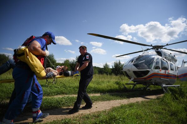 Эвакуация пострадавшей на многоцелевом вертолете Eurocopter EC145 в рамках учений в Москве