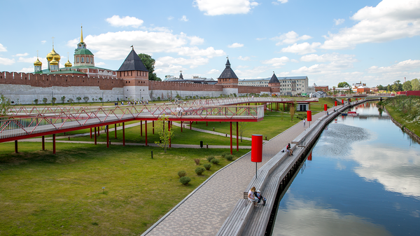 Проект был разработан столичным бюро Wowhaus. Ярким элементом набережной стали красные мостки общей протяженностью 270 метров, с которых открывается вид на кремль и реку, ранее скрытый за забором