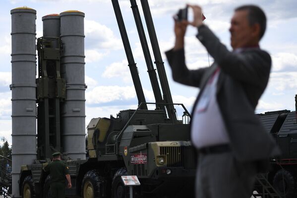 Пусковая установка зенитно-ракетного комплекса (ЗРК) С-300 Фаворит на Международном военно-техническом форуме Армия-2019